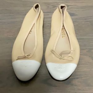 Chanel women’s tan and cream interlocking CC logo bow tie ballet flats size 39.5